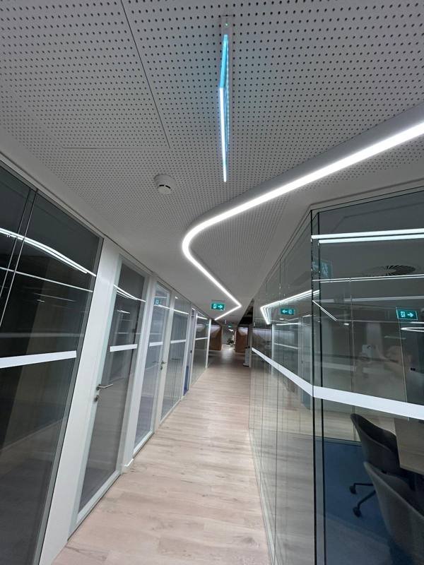Corredor corporativo com vidro e iluminação LED