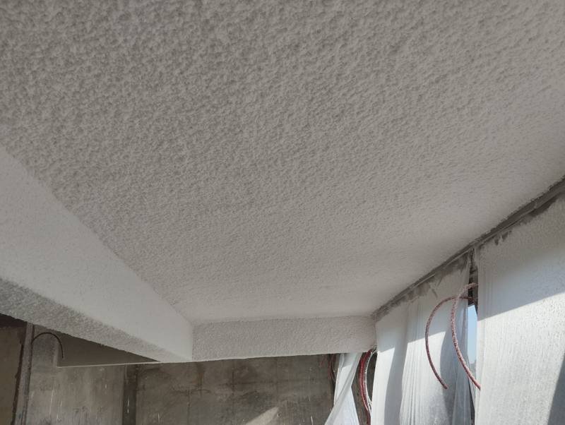 Isolamento térmico e acústico projetado em teto de obra