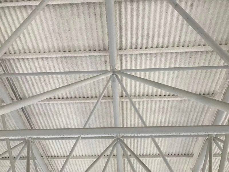 Isolamento térmico de cobertura em nave industrial